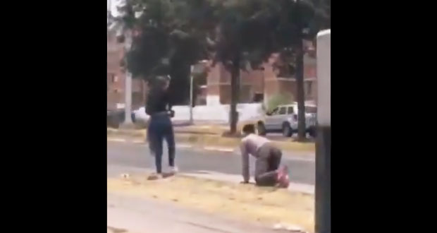 Joven gatea en la calle presuntamente para que lo perdonen