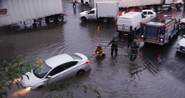 Lluvia deja inundaciones y afectaciones a plaza en la Angelópolis