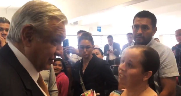 Maestra encara a AMLO y le reclama quitar apoyos de Conacyt a niños