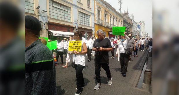 Marchan contra AMLO en Puebla
