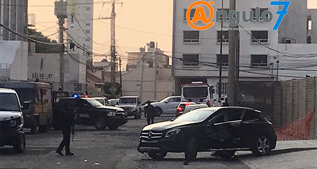 Mercedes Benz se impacta atrás de La Noria tras persecución de federales