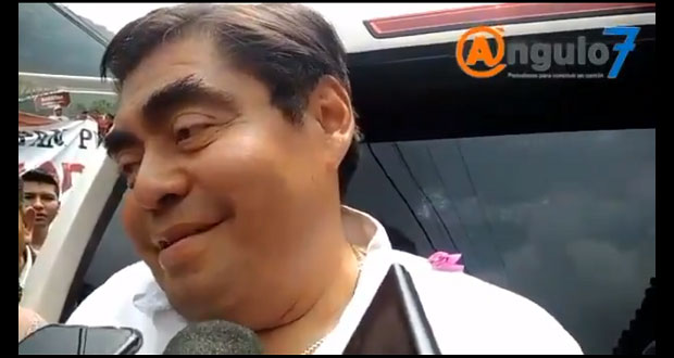 Uniformes escolares gratuitos seguirán, pero sin escudo del gobierno: Barbosa
