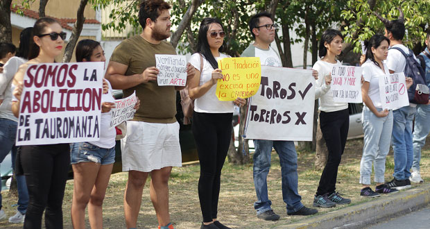 Poblanos protestan contra las corridas de toros afuera del Relicario