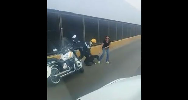 Policía detiene tránsito para ayudar a rescatar a perrito