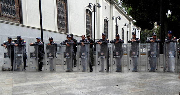 Policías de Maduro impiden acceso a Asamblea Nacional de Venezuela