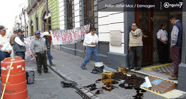 Protestan contra Granjas Carroll en Congreso local tirando estiércol