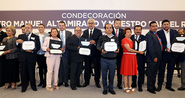 Reconocen trayectoria de mil 806 maestros de Puebla