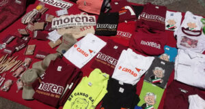 Aprovechan cierre de campaña para vender souvenirs de Morena y AMLO