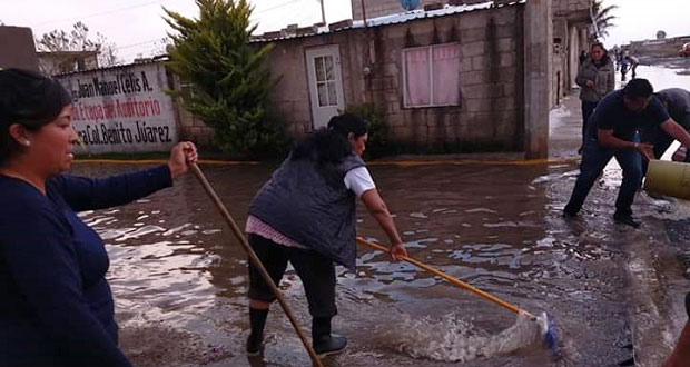 Tras granizada, colonias de Amozoc reportan calles inundadas