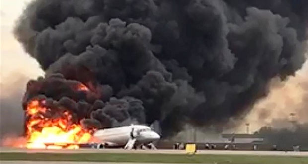 Van al menos 41 muertos por incendio de avión en aeropuerto de Rusia