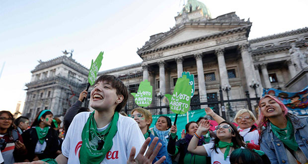 Vestidas de verde, argentinas retoman calles y exigen aborto legal