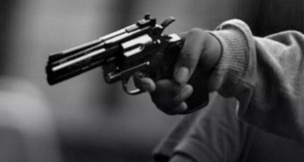 Balean casa en Huachinango y mueren dos hombres