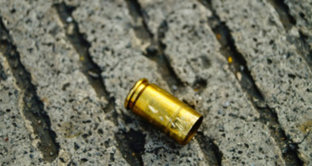 Comando rafaguea una casa y avienta granada a otra en Acajete