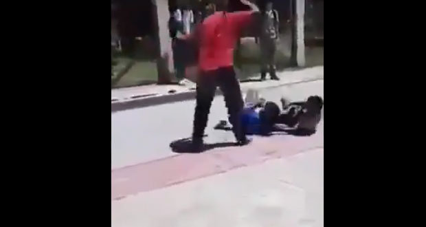 Docente detiene pelea entre jóvenes a “cinturonazos”