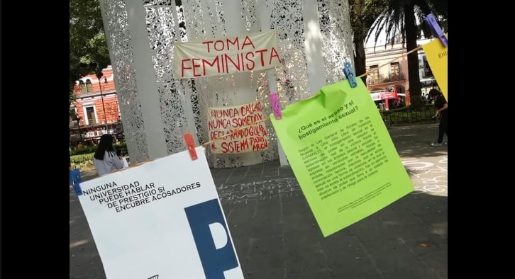 Poblanas se unen a manifestación nacional contra el acoso en universidades