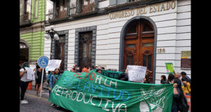 No criminalizar a la mujer por decidir abortar, claman en marcha de Puebla