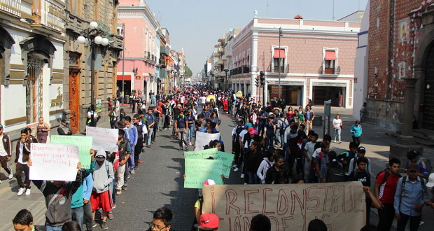 Fnerrr protesta por pago de becas e infraestructura educativa