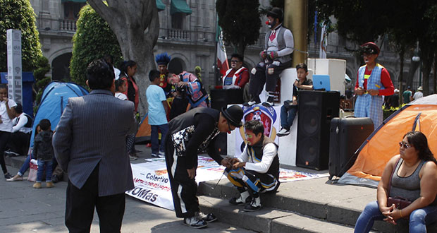 Con plantón en zócalo, payasos tradicionales exigen lugar de trabajo