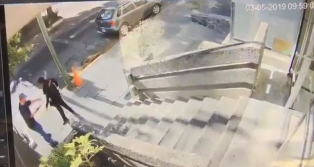 Graban momento en que policía es asaltada en Guadalajara