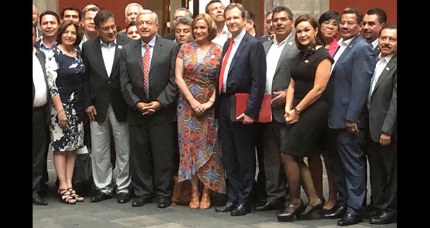 SNTE y AMLO plantean plazas a normalistas y promoción por antigüedad