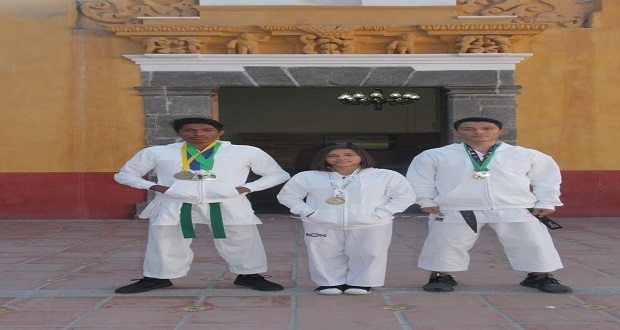 Jóvenes de San Andrés Cholula ganan torneos de Karate y Tae Kwon Do