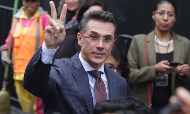 Mayer lo vuelve a hacer: pide salvar a la “vaquita amarilla”