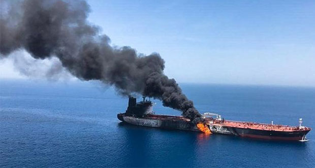 Atacan a dos buques petroleros en Golfo Pérsico; Trump culpa a Irán