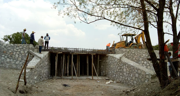 Ayuntamiento antorchista de Ahuatempan construye puentes vehiculares
