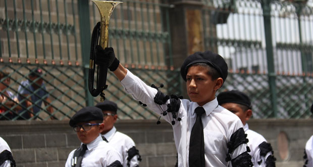 Bandas de Guerra escolares disputan premios en zócalo de Puebla
