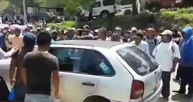 Campesinos bloquean Autopista del Sol y retienen a edil guerrerense
