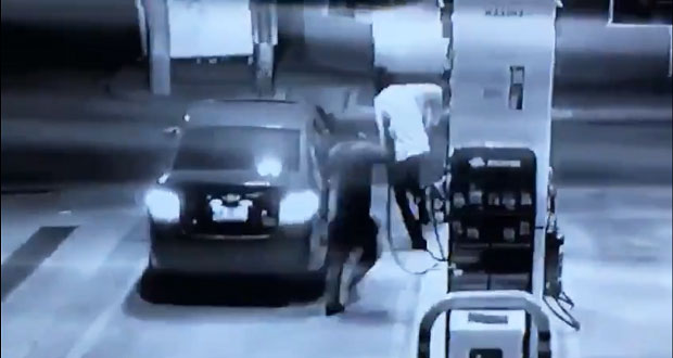 Empleado de gasolinera se defiende de asalto con pistola despachadora