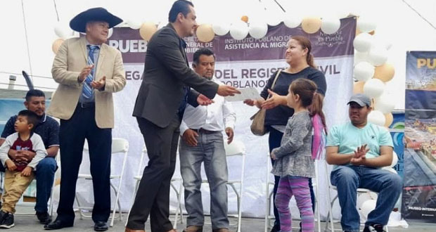 Entrega SGG documentos del registro civil a paisanos en Los Ángeles