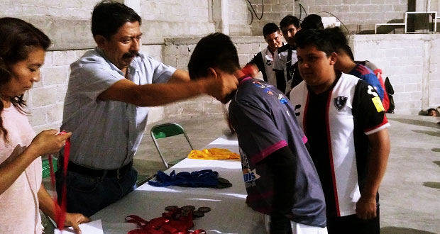 Entregan reconocimientos de torneo de fútbol en Atexcal