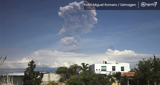Explosión del Popo provoca caída de ceniza en zona metropolitana de Puebla