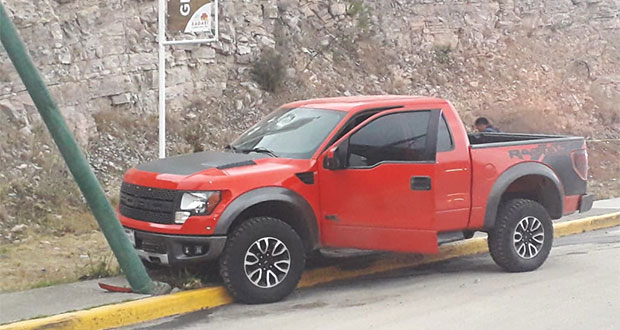 Atacan a balazos camioneta pick up en el Periférico Ecológico