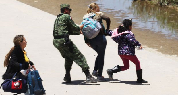 Ahora, captan a GN deteniendo a mujeres migrantes en frontera con EU