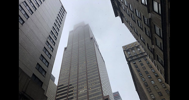 En NY, choque de helicóptero contra edificio deja piloto muerto