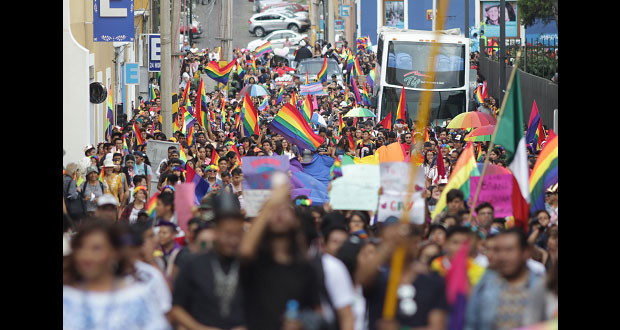 Marchan en Puebla por el orgullo gay