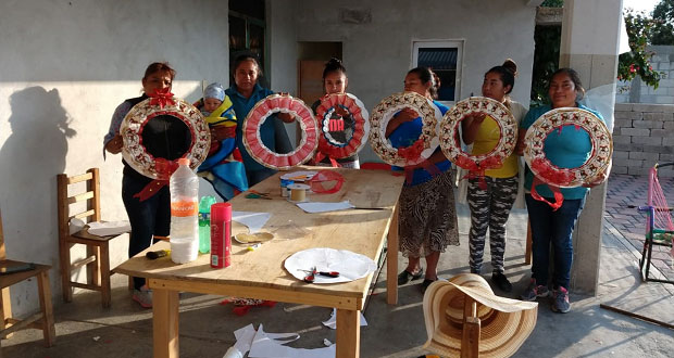 Movimiento Antorchista imparte talleres de manualidades en Acajete