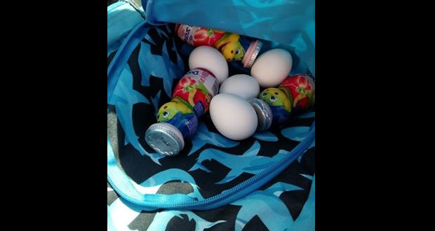 Niño lleva huevos y yogurt para dar a su amigo que no tiene comida