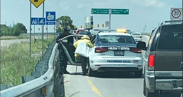 Policías estatales dan aventón a abuelito que caminaba sobre periférico