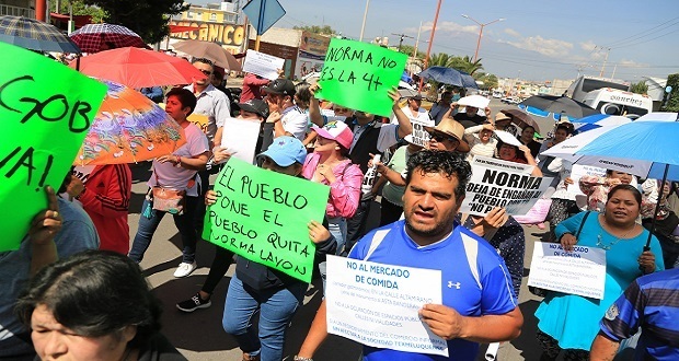 En visita de AMLO a Texmelucan, protestan para exigir salida de Norma Layón