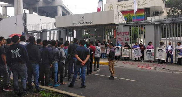 Protestan en CNDH por encubrir en caso Ayotzinapa