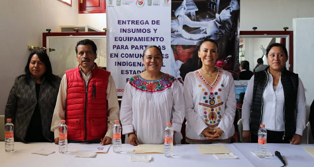 SGG entrega insumos y equipamiento a parteras en Chignautla