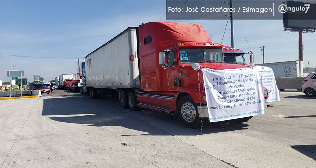 Transportistas bloquean la México-Puebla para exigir a AMLO frenar asaltos