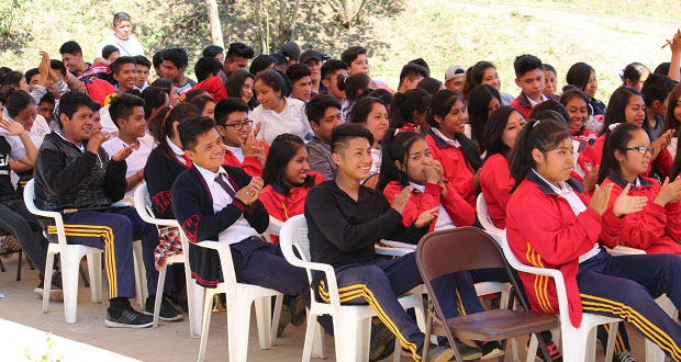 Una virtud, ser revolucionario, dice líder antorchista a jóvenes