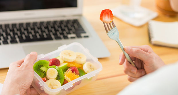 ¿Hambre en la oficina? Checa qué alimentos puedes comer sin engordar