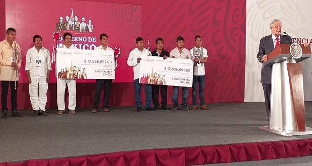 AMLO entrega 28 mdp recaudados en subasta a 2 municipios de Oaxaca