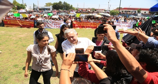 En visita de AMLO a Texmelucan, protestan para exigir salida de Norma Layón
