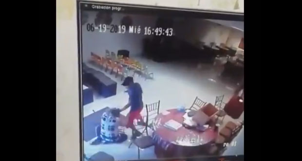 Graban asalto y golpiza a mujer en salón de eventos en Monterrey